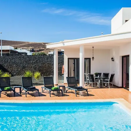 Villa Inviting 3-bed In Playa Blanca Playa Blanca (Lanzarote)