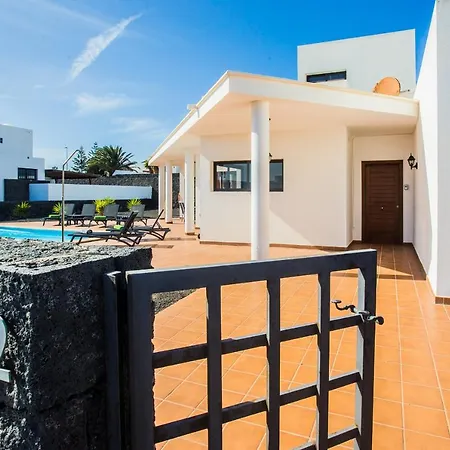 Inviting 3-bed In Playa Blanca Villa