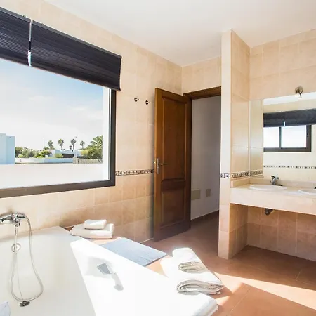 Inviting 3-bed In Playa Blanca *