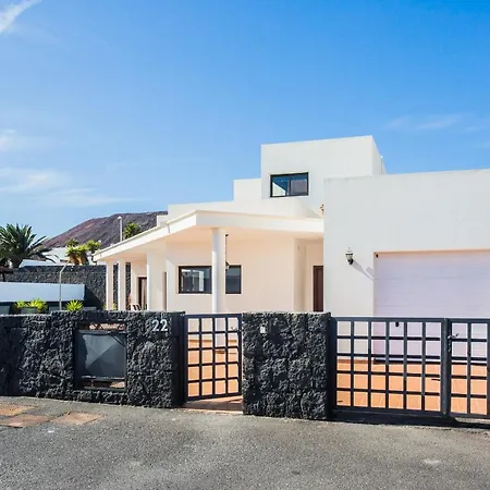 Inviting 3-bed In Playa Blanca וילה