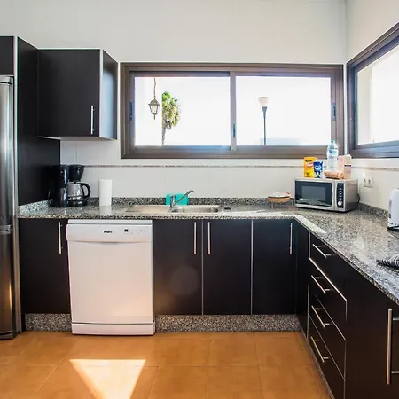 Inviting 3-bed In Playa Blanca וילה